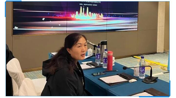 集團財務(wù)總監(jiān)劉清華在聽取了銷售部門的數(shù)據(jù)對比與銷售人員的分析后，她提出應(yīng)該加強客戶的銷售服務(wù)